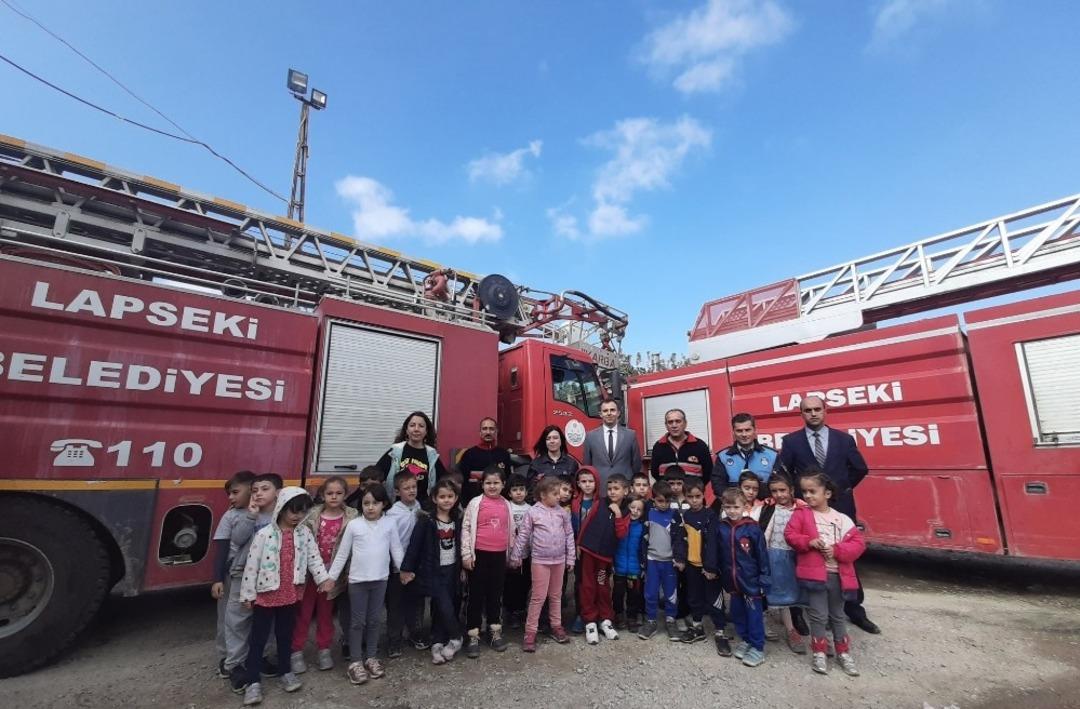&Ouml;ğrenciler, İtfaiye M&uuml;d&uuml;rl&uuml;ğ&uuml;n&uuml; ziyaret etti