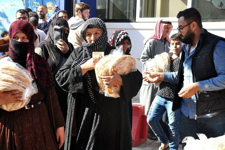 Sınırın sıfır noktasındaki mültecilere ekmek dağıtıldı G2