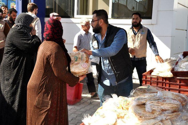Sınırın sıfır noktasındaki mültecilere ekmek dağıtıldı G3