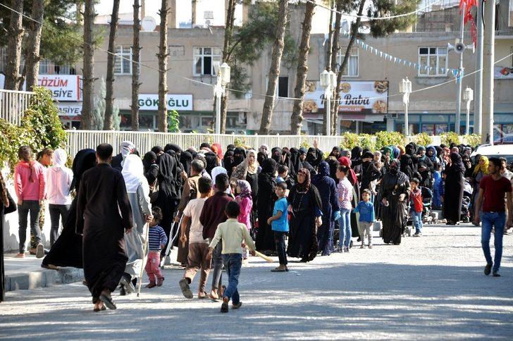 Sınırın sıfır noktasındaki mültecilere ekmek dağıtıldı G4