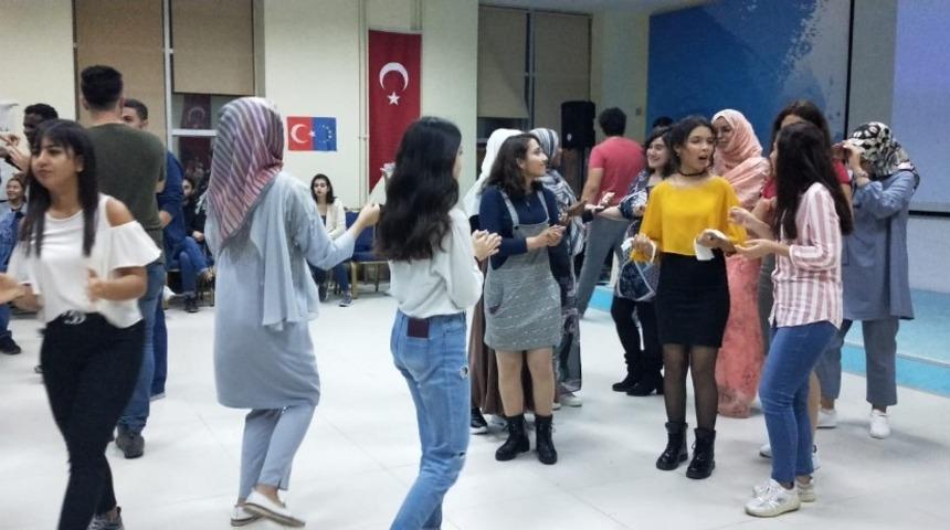 Uluslararası öğrenciler “Kültürel Gece”de bir araya geldi