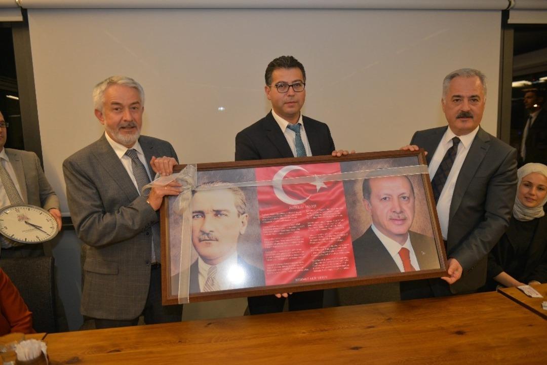 Muhtarlardan Başkan Başdeğirmen&rsquo;e, Atat&uuml;rk ve Cumhurbaşkanı Erdoğan&rsquo;lı fotoğraflı makam panosu hediyesi