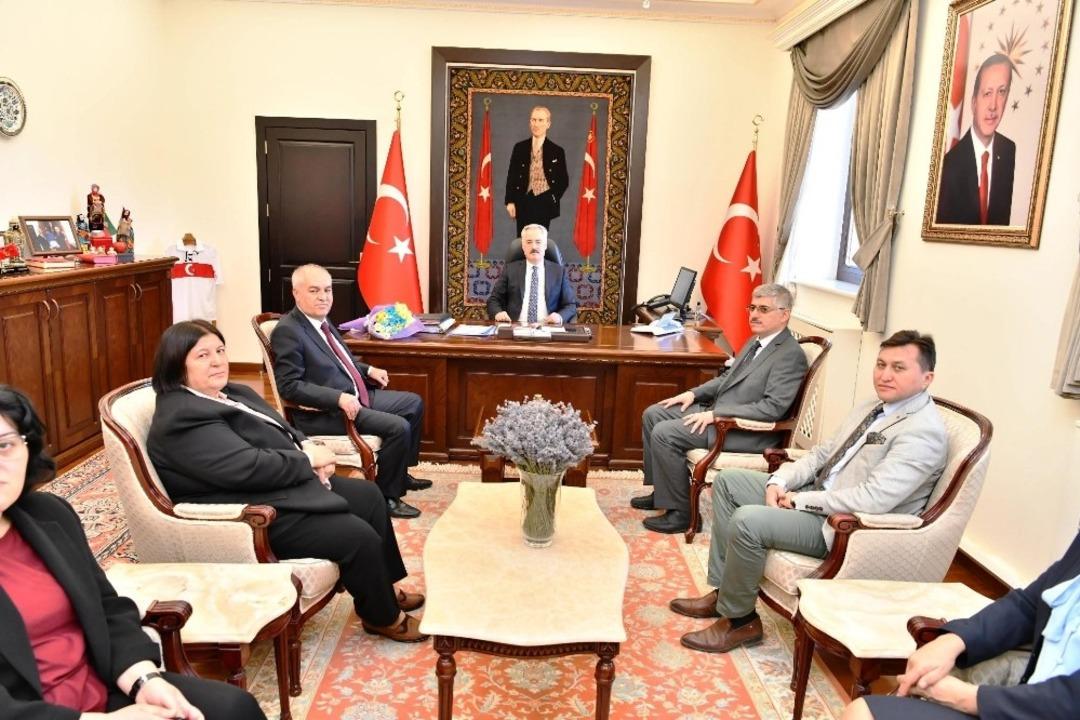 Vali Seymenoğlu: &ldquo;PTT&rsquo;nin &ouml;n&uuml;m&uuml;zdeki y&uuml;zyıllarda da başarıya ulaşacağına inanıyorum&rdquo;