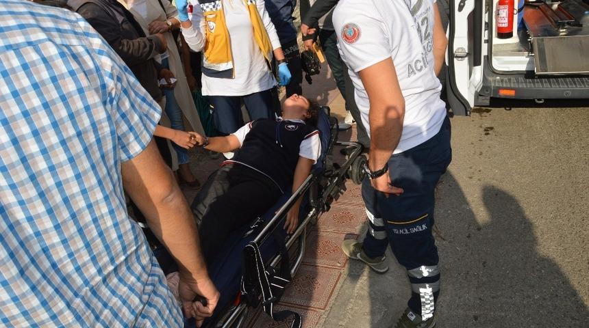 Trakt&ouml;r&uuml;n &ccedil;arptığı &ouml;ğrenci yaralandı