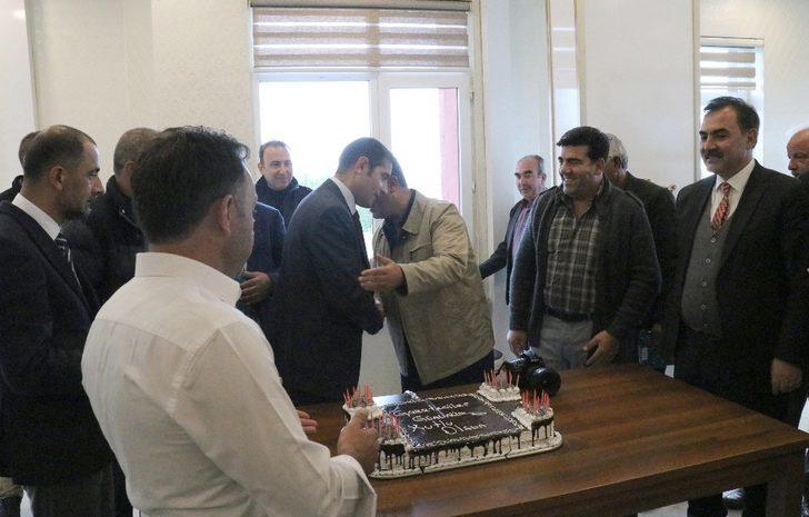 Kaymakam Erat’tan gazetecilere sürpriz kutlama G2