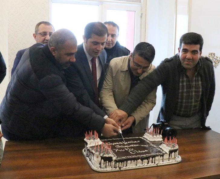Kaymakam Erat’tan gazetecilere sürpriz kutlama G5