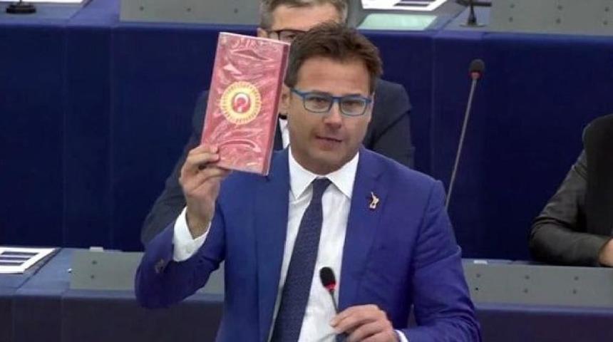 İtalyan vekil Türkiye'den gelen çikolata kutusunu yere fırlattı!