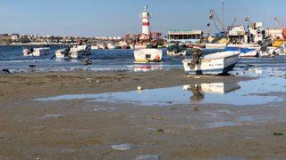 Marmaraereğlisi’nde deniz 15 metre çekildi! Tekneler karaya oturdu