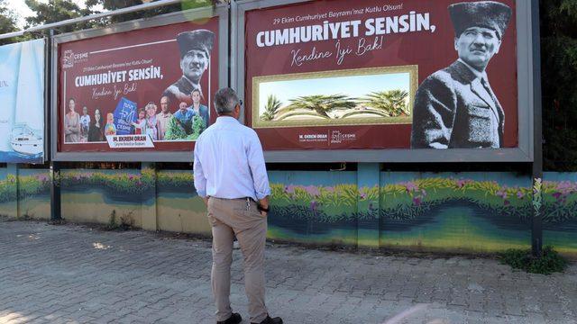 İzmir'de Cumhuriyet Bayramı'na özel aynalı billboard