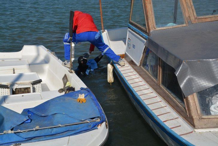 Petrol türevi atıkların kirlettiği teknelerde temizlendi G3