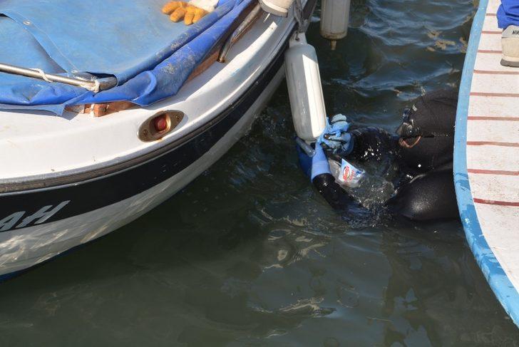 Petrol türevi atıkların kirlettiği teknelerde temizlendi G4