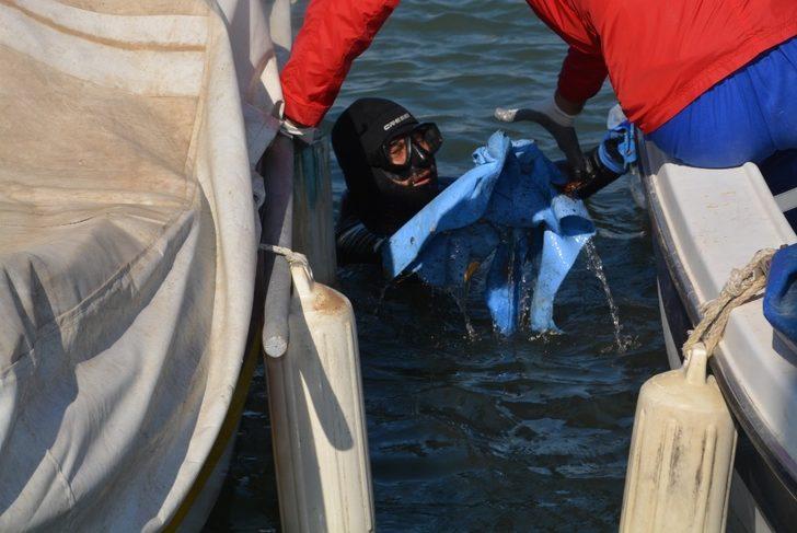 Petrol türevi atıkların kirlettiği teknelerde temizlendi G5