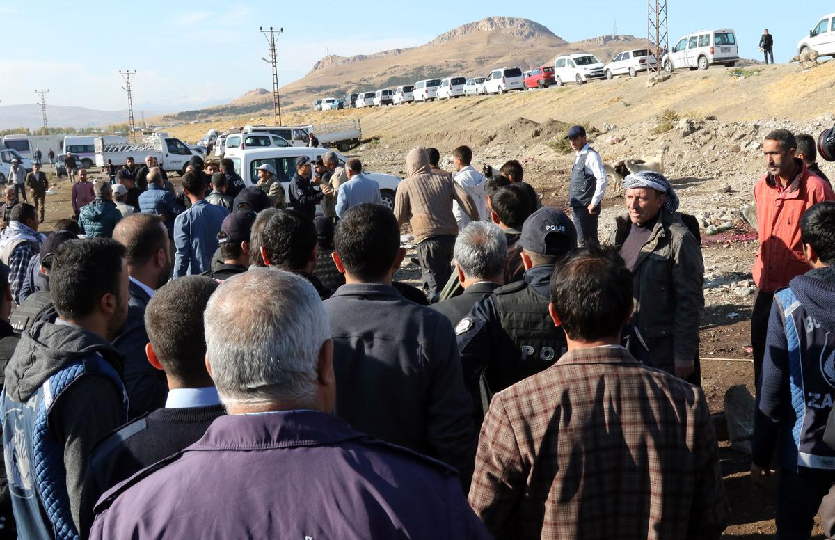 Van'da zabıta ekiplerine taş, sopa ve satırlı saldırı: 5 yaralı