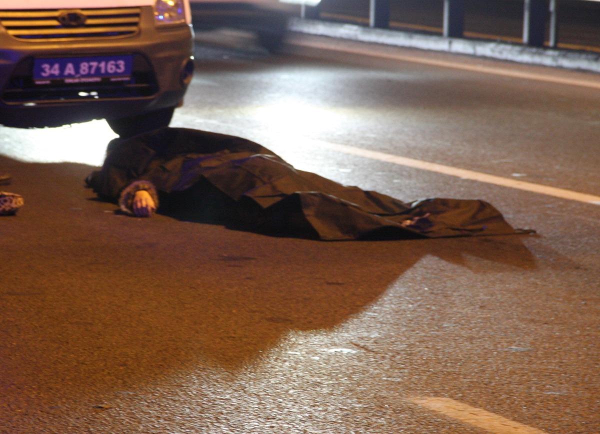 Dar&uuml;laceze Perpa Metrob&uuml;s durağında korkun&ccedil; olay! Feci şekilde can verdi!