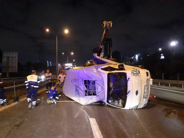 Basın Ekspres Yolu'nda kamyonet devrildi: 2 yaralı (Geniş Haber)