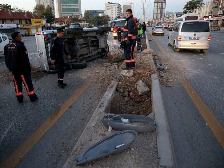 Belediye personelini taşıyordu! Ankara'da feci kaza G3