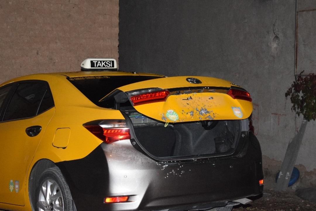 Malatya&rsquo;da park halindeki ara&ccedil;lara silahlı saldırı