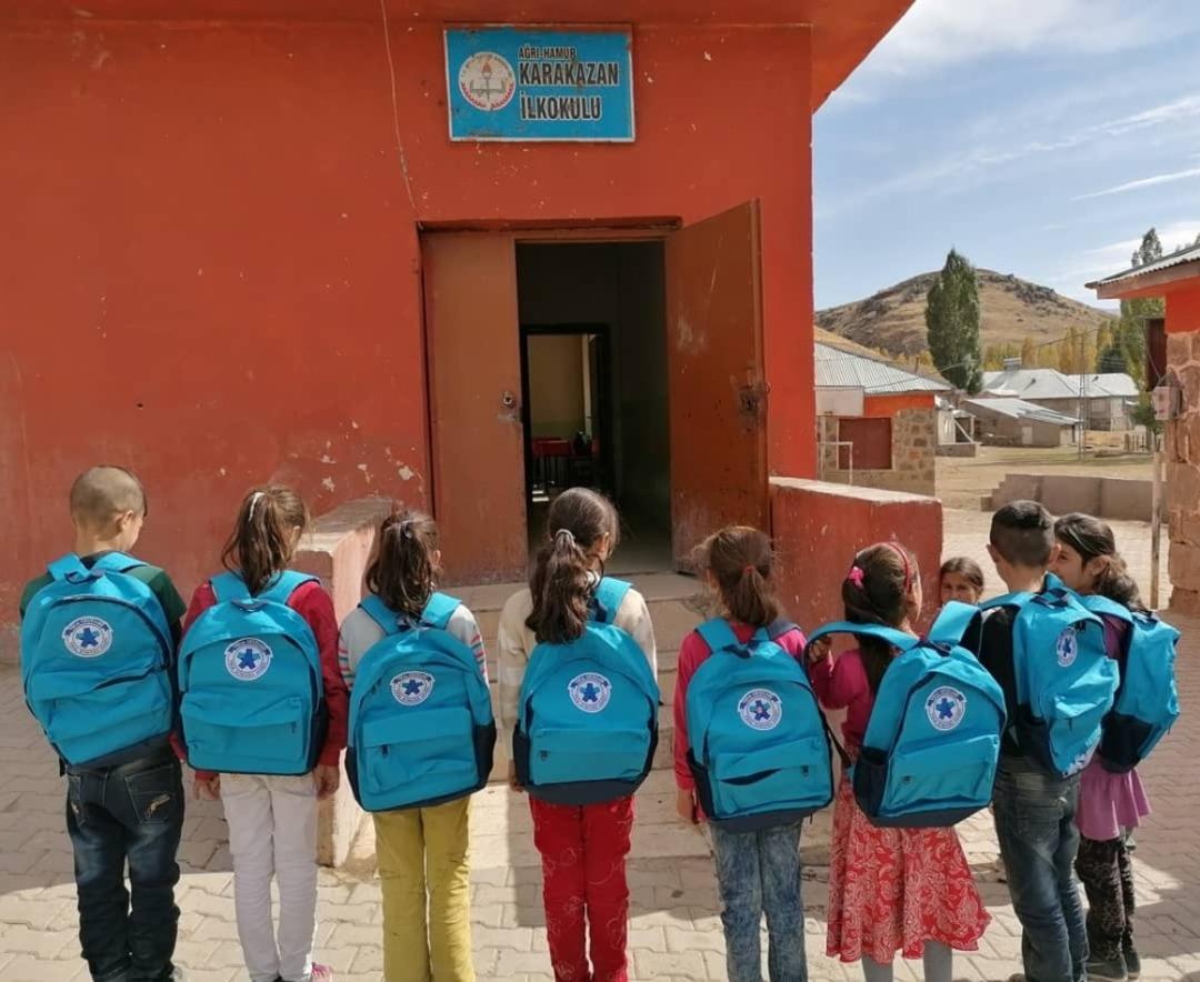 VEGA Okullarından Ağrılı &ouml;ğrencilere yardım eli