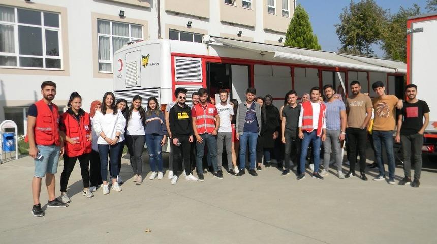 At&ccedil;a MYO &ouml;ğrencilerinden kan bağışı