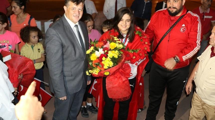 Avrupa Şampiyonu Ayşegül Çakın, memleketinde coşkuyla karşılandı