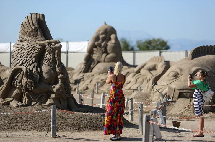 Kumdan heykeller kış boyu açık G1
