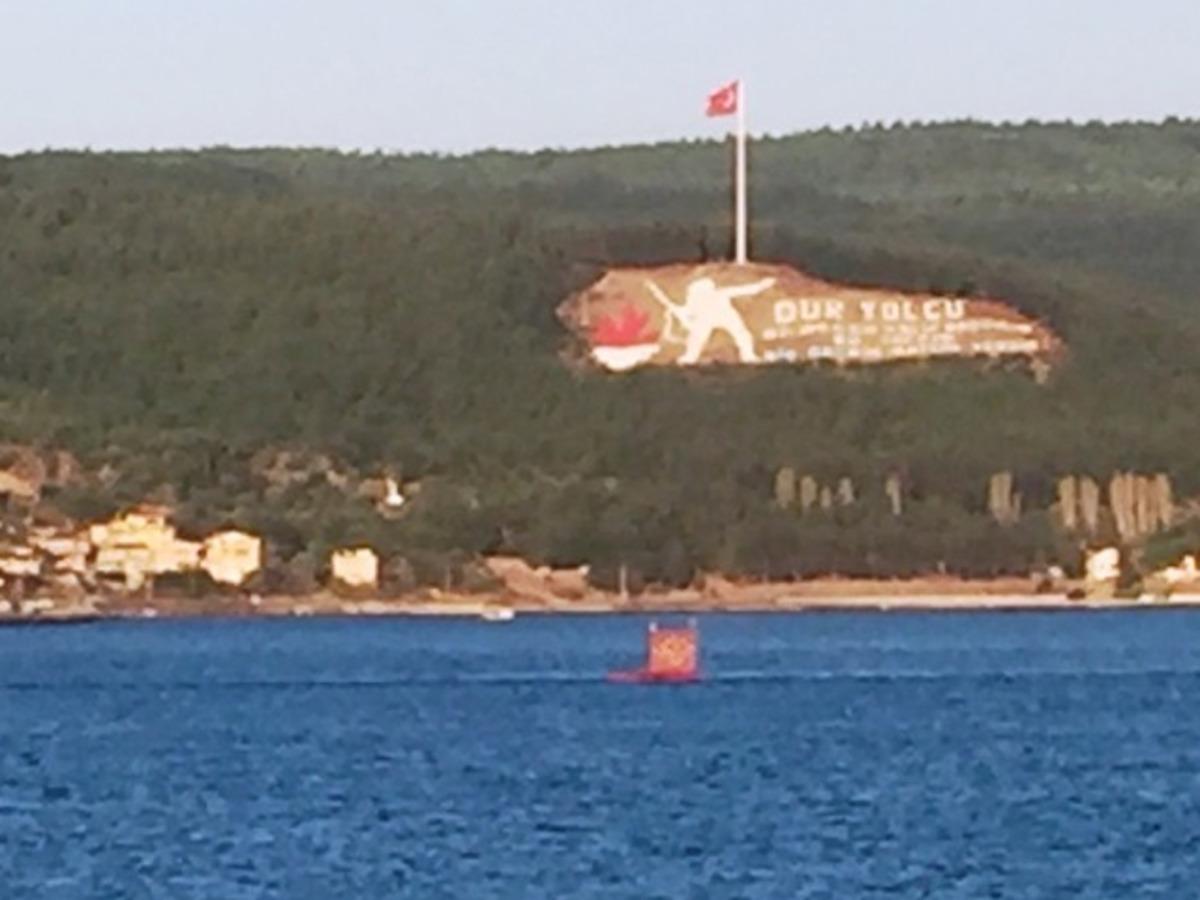 &Ccedil;anakkale Boğazı&rsquo;ndaki kırmızı cisim hedef tahtası &ccedil;ıktı