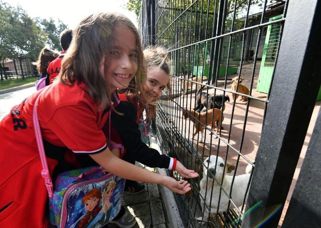 Minik &ouml;ğrenciler can dostlarını unutmadı