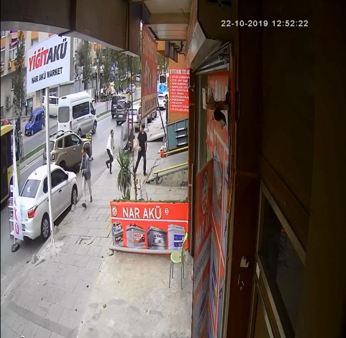 Sultangazi'de pompalı t&uuml;fekle dehşet sa&ccedil;tı! O anlar kamerada