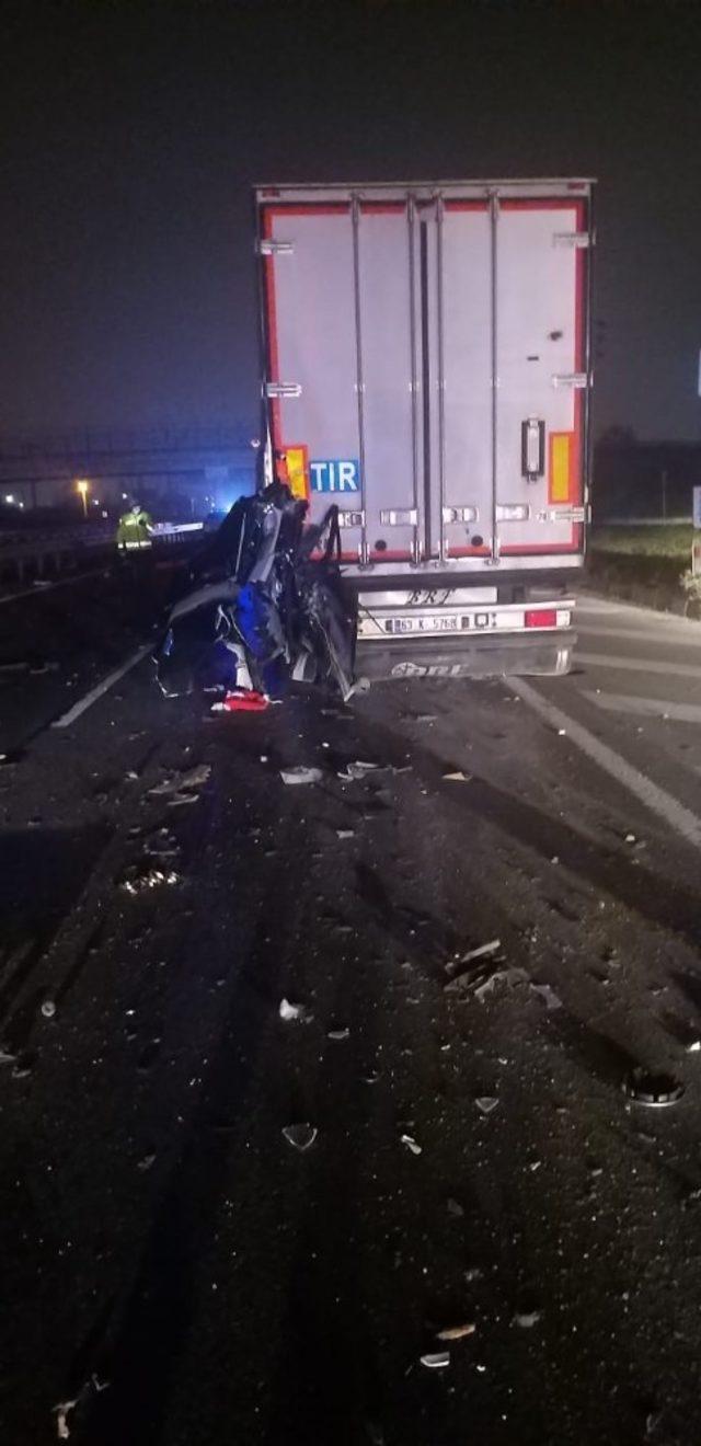 Sakarya’da kamyonet tıra arkadan çarptı: 1 ölü 1 yaralı