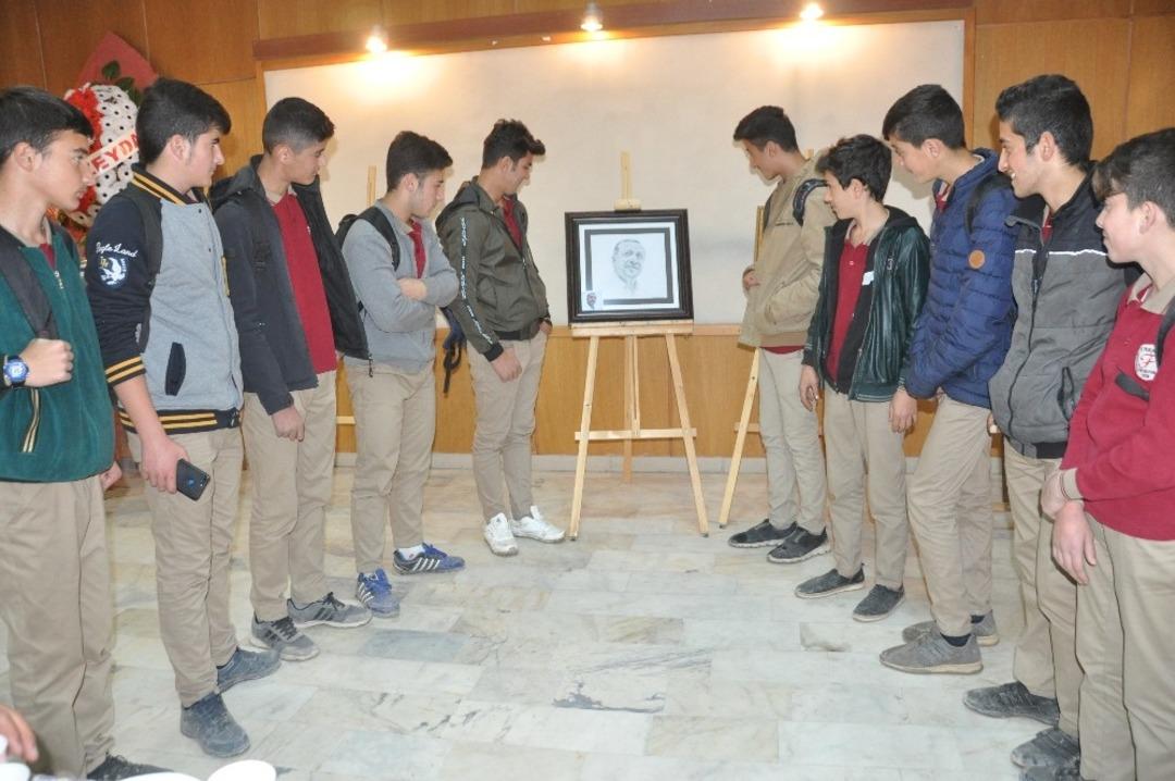 Y&uuml;ksekovalı &ouml;ğrencinin &ccedil;izdiği Erdoğan&rsquo;ın resmine yoğun ilgi