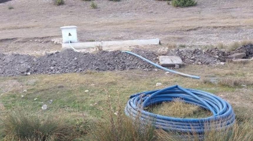 Arpalı k&ouml;y&uuml; suya kavuşuyor