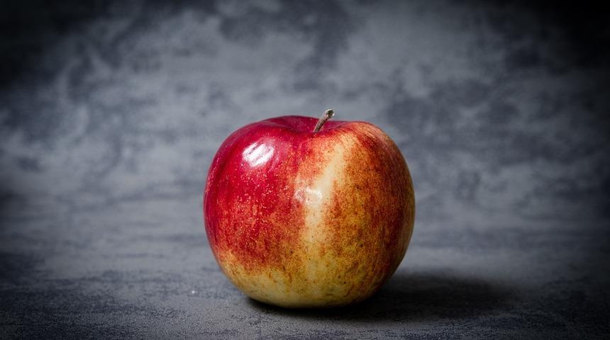 Bilim insanları, ilginç bir özelliğe sahip elma ürettiler! Bu elma...