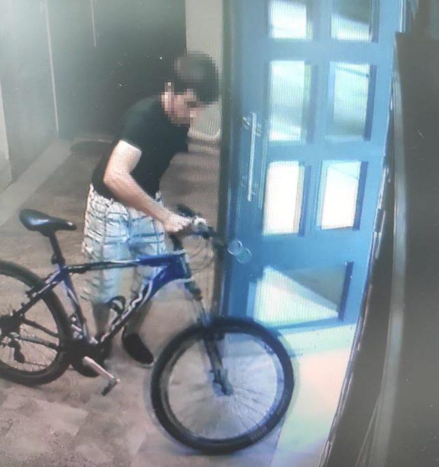 Apartmanlardan bisiklet çalan şüpheli kamerada