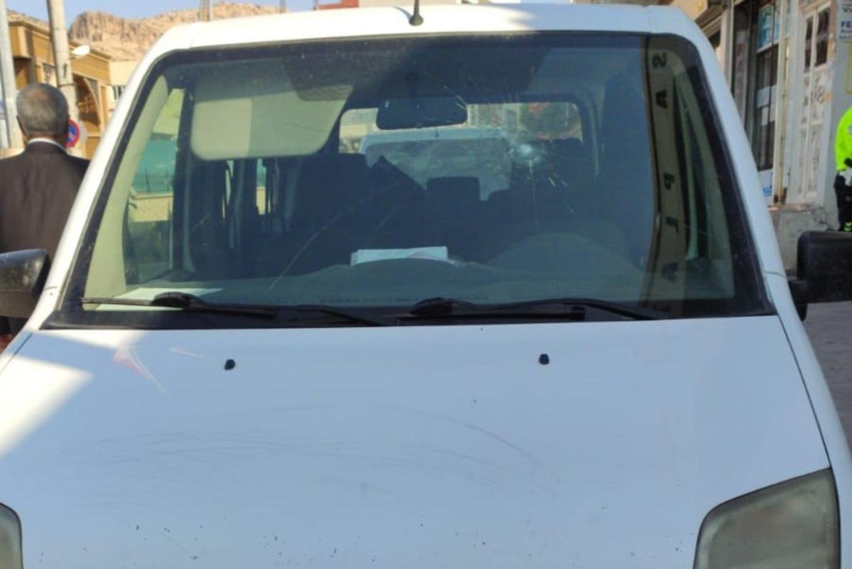 Derik&rsquo;te ka&ccedil;ak elektrik kontrol&uuml; yapan ekiplere taşlı saldırı