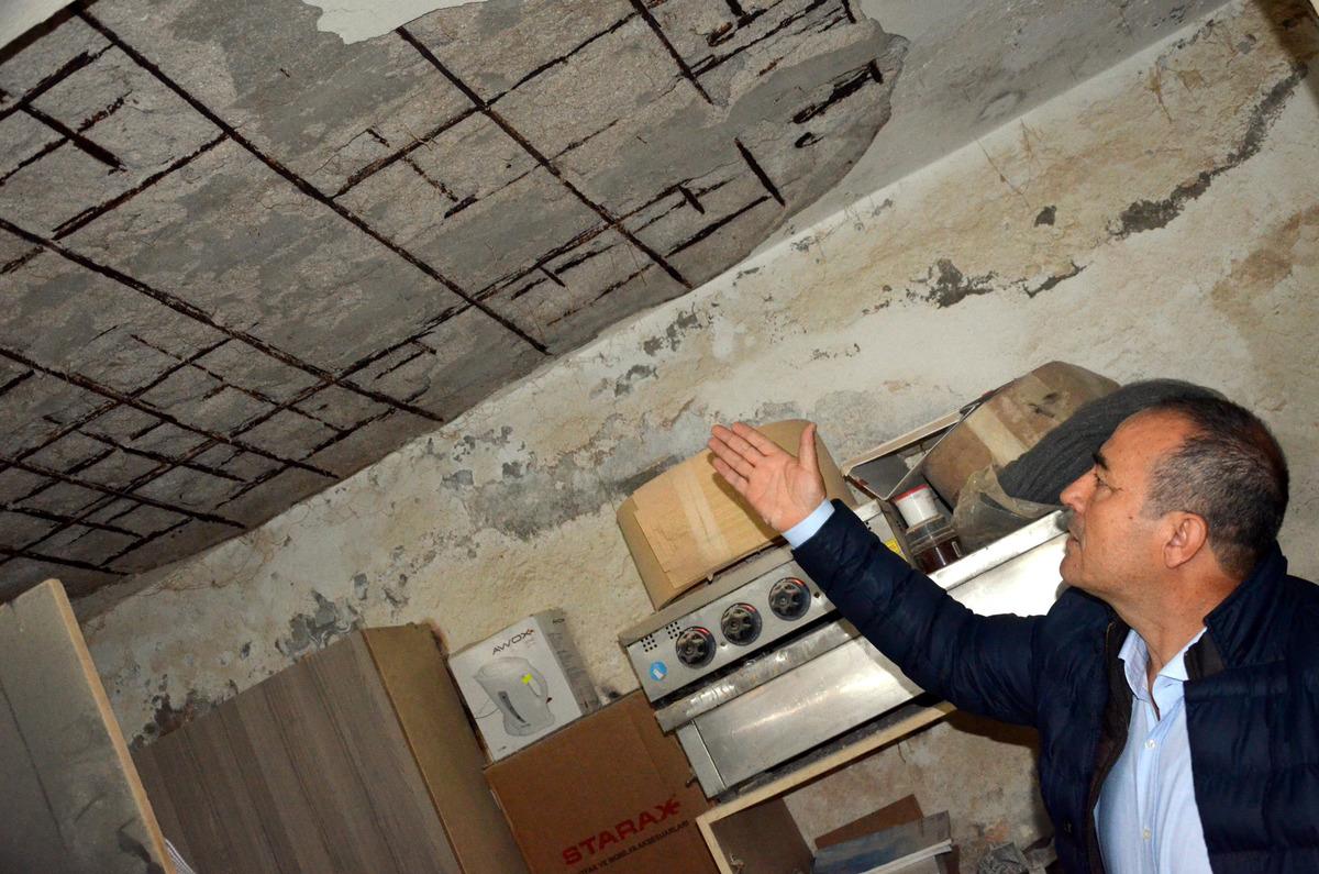 Avcılar'da beton ve demirleri &ccedil;&uuml;r&uuml;yen 4 katlı bina m&uuml;h&uuml;rlendi