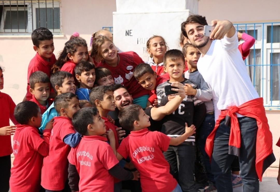 KYK&rsquo;lı gen&ccedil;ler &ccedil;ocukları sevindirdi
