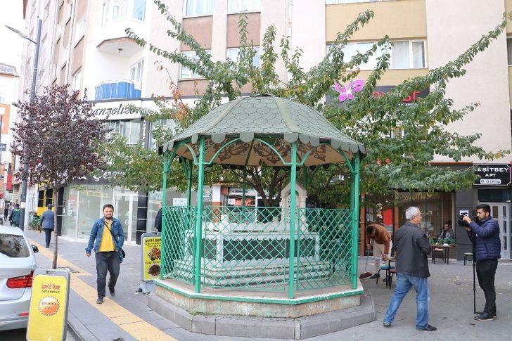 Kaldırım üzerindeki türbenin sırrı! 'Kepçe operatörü korkup kaçmış' G4