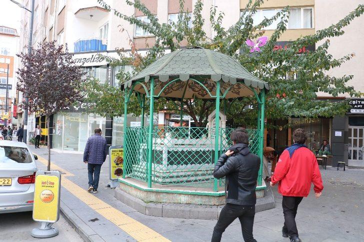 Kaldırım üzerindeki türbenin sırrı! 'Kepçe operatörü korkup kaçmış' G3