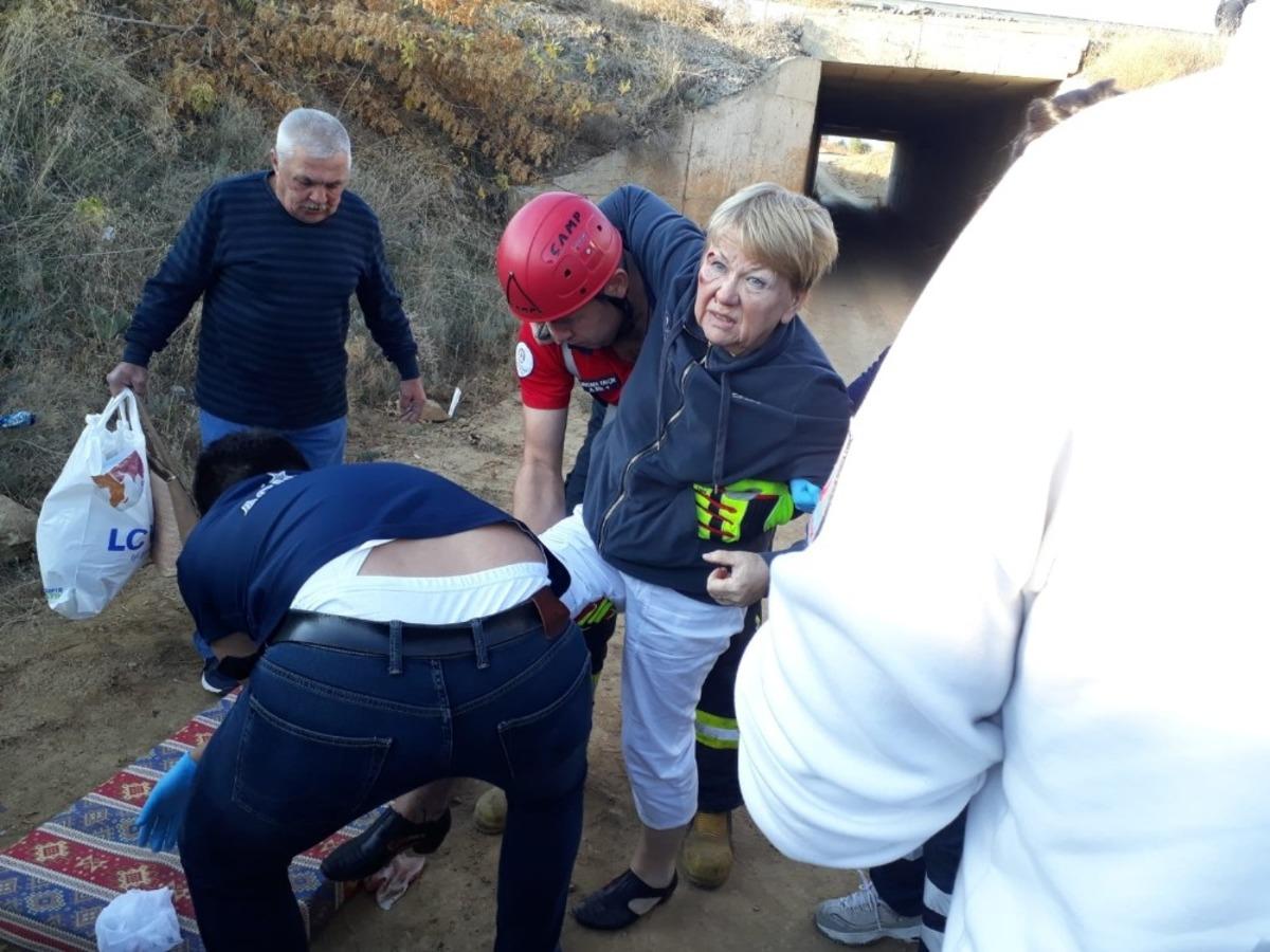 Denizli'de turistleri taşıyan minib&uuml;s ile trakt&ouml;r &ccedil;arpıştı! Yaralılar var