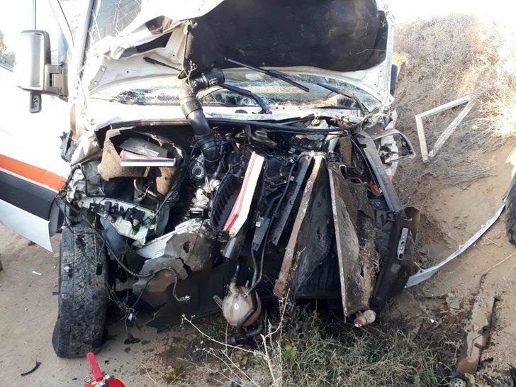 Denizli'de turistleri taşıyan minibüs ile traktör çarpıştı! Yaralılar var G3