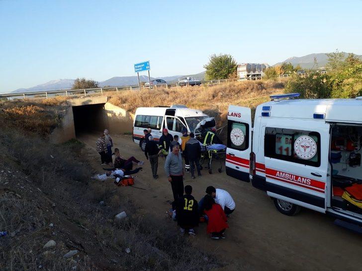 Denizli'de turistleri taşıyan minibüs ile traktör çarpıştı! Yaralılar var G4