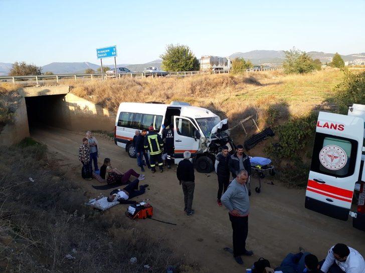 Denizli'de turistleri taşıyan minibüs ile traktör çarpıştı! Yaralılar var G5