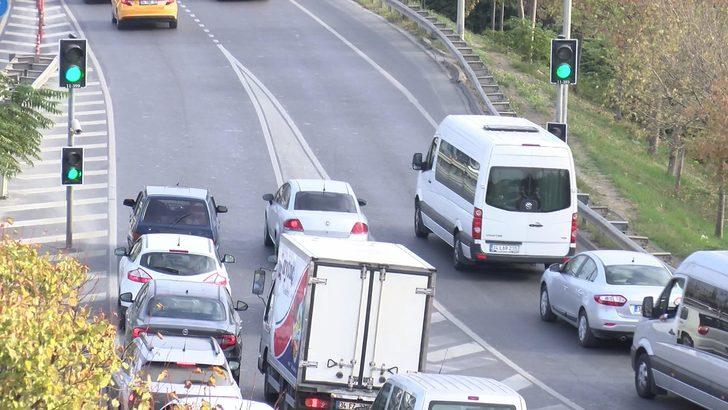 İstanbul'da 3 saniye yeşil, 6 saniye kırmızı yanan ışıklar sürücüleri şaşkına çeviriyor G2