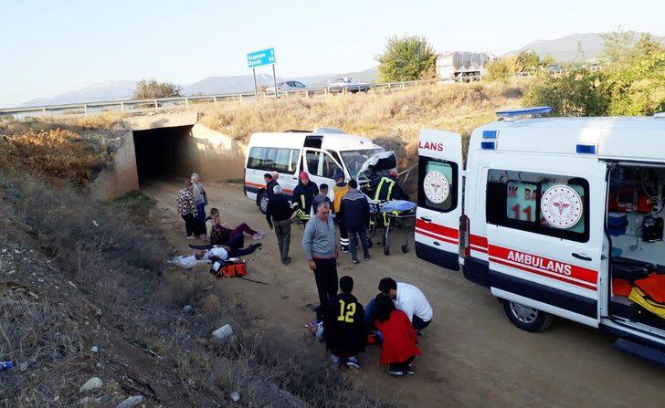 Denizli'de turistleri taşıyan minibüs, traktörle çarpıştı! Çok sayıda yaralı var G3