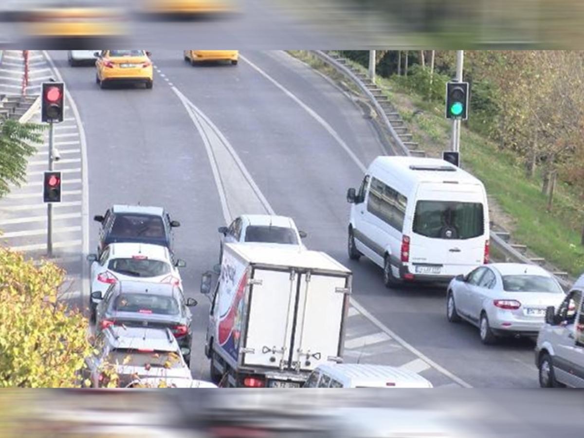 İstanbul'da 3 saniye yeşil, 6 saniye kırmızı yanan ışıklar s&uuml;r&uuml;c&uuml;leri şaşkına &ccedil;eviriyor