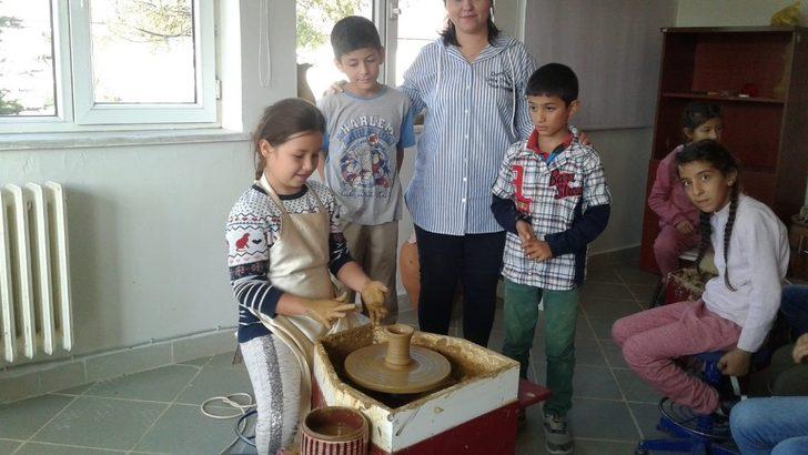 Minik öğrenciler çömlekçiliğe soyundular G1