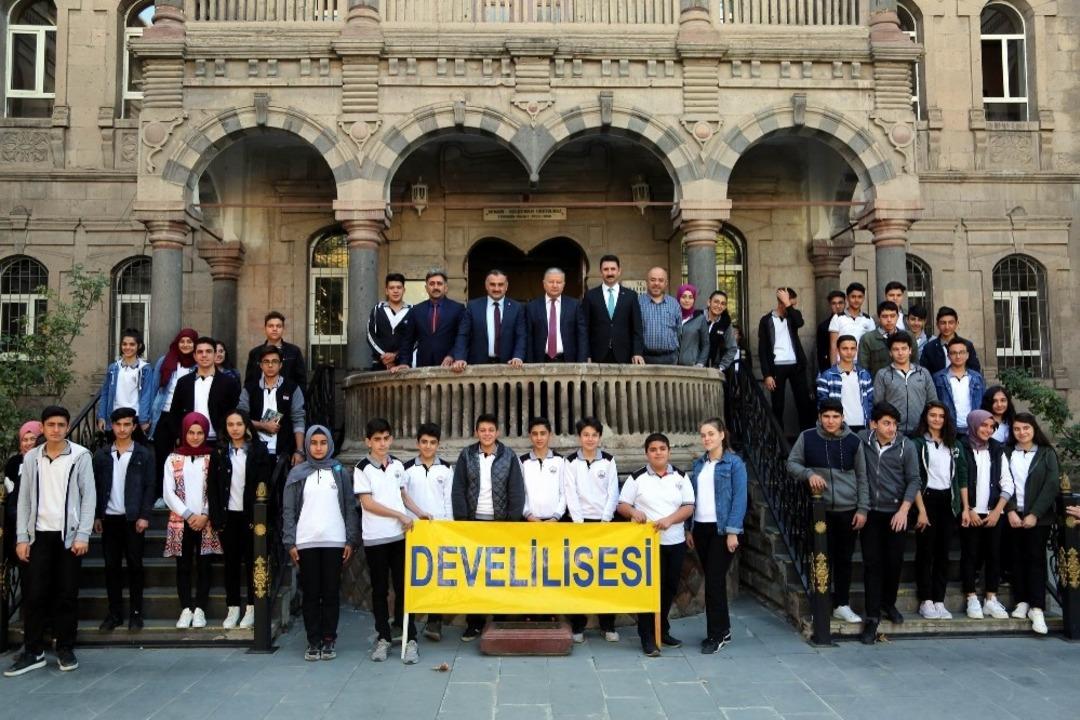 Dev Ali Anadolu Lisesi asıl ismi olan Develi Lisesi&rsquo;ne kavuştu
