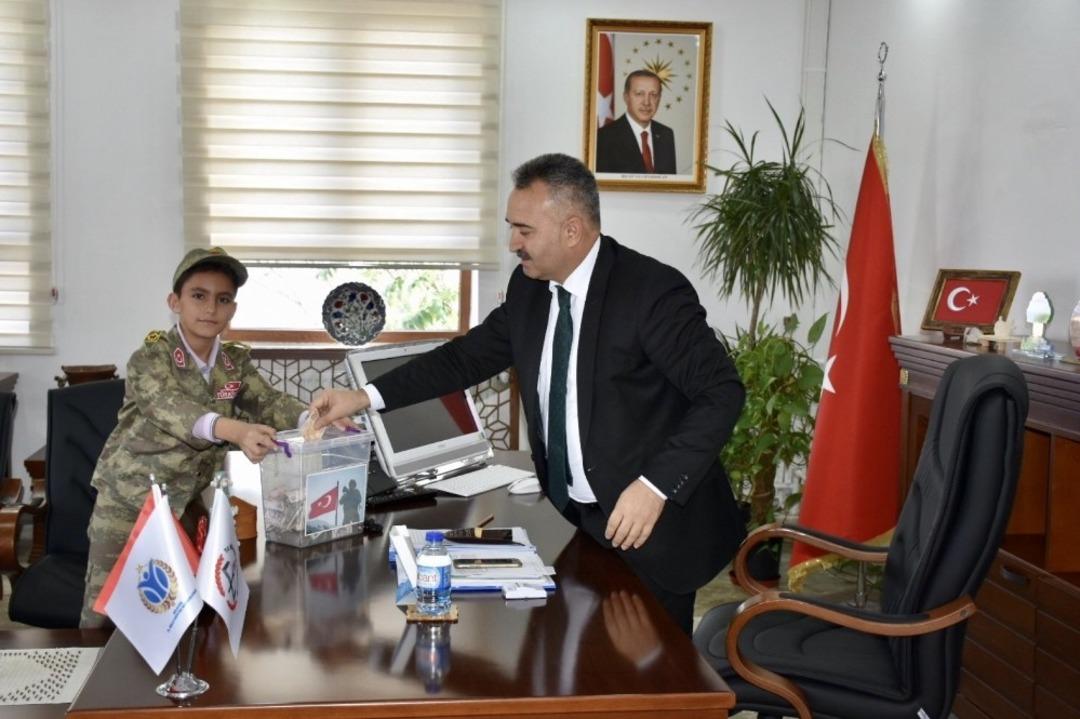 Ortaokul &ouml;ğrencilerinden Mehmet&ccedil;ik Vakfı&rsquo;na bağış kampanyası başlattı