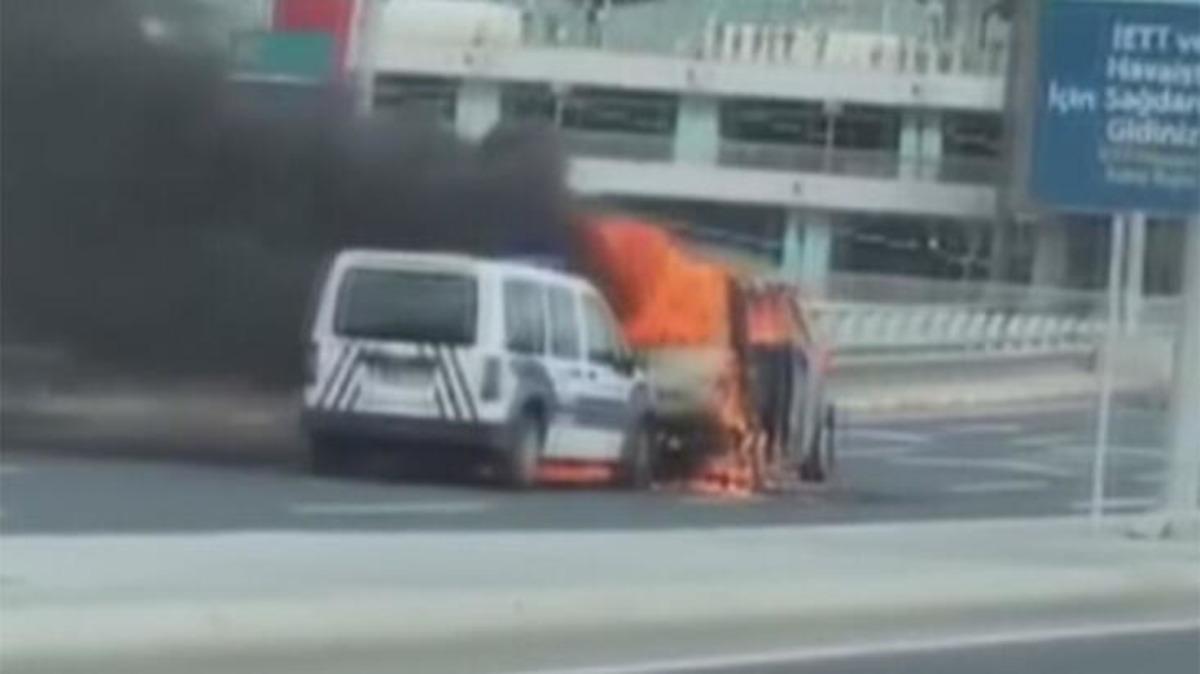 İstanbul Havalimanı girişinde korkutan anlar! Yangın polis aracına sı&ccedil;radı