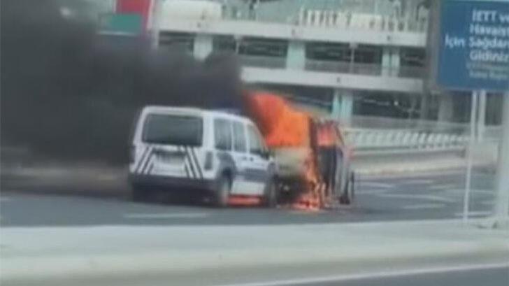 İstanbul Havalimanı girişinde korkutan anlar! Yangın polis aracına sıçradı G4